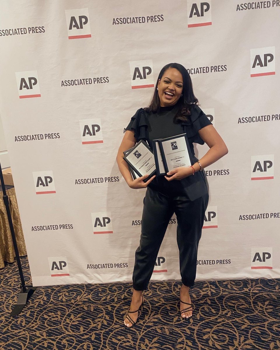 RodarisTV's tweet photo. Just a girl from Reading, PA paving the way for other Latinos 🫶🇩🇴 🏆🤍#SiSePuede #MoreLatinosInNews #CAPBA #APAwards #Reporter #Anchor #AP #MMJANE #MMJ #BilingualMMJ #Telemundo #NBC https://t.co/wfuyfWFBG0