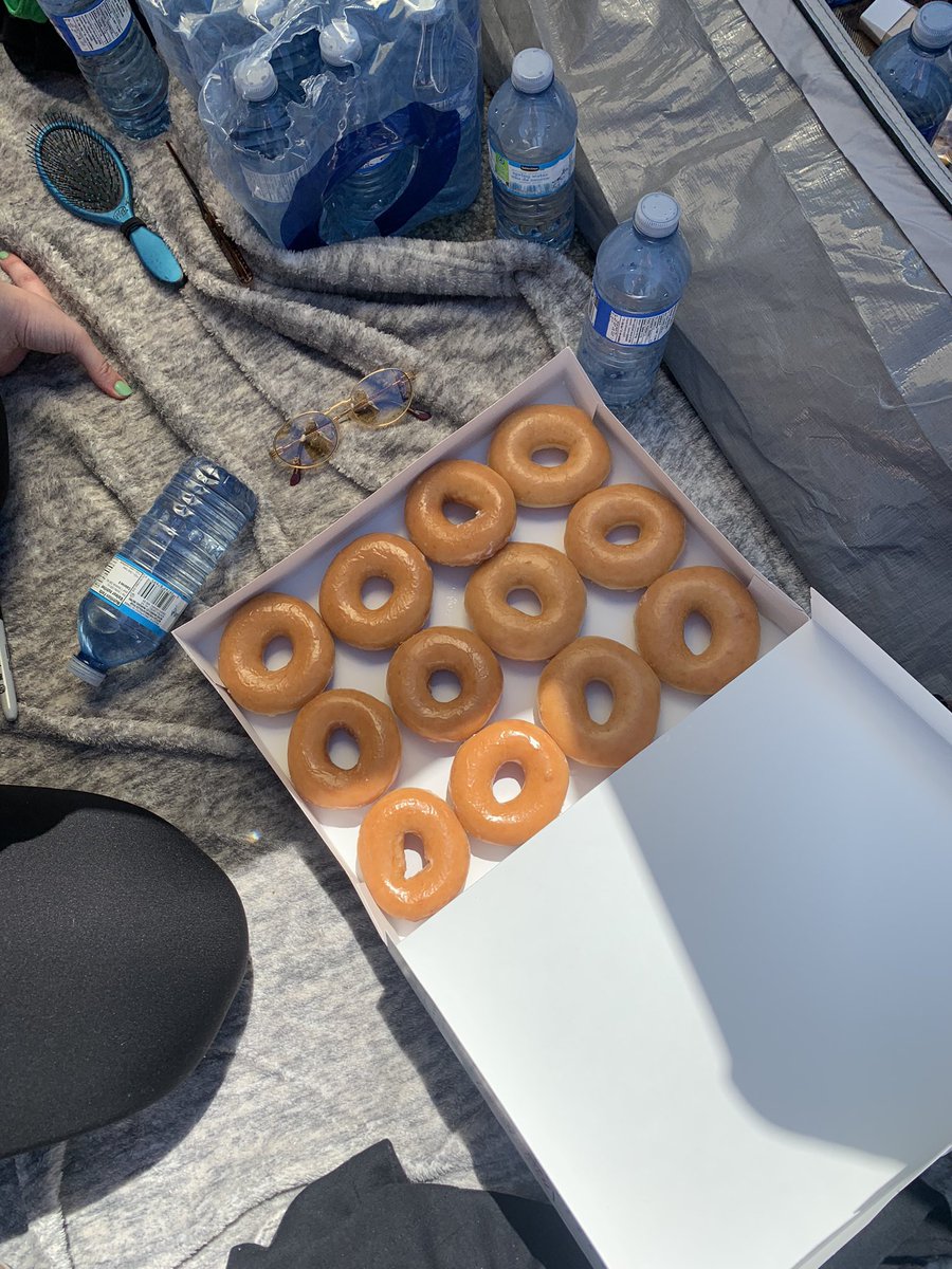 Halsey sent donuts to fans waiting in line! 🥹 #LoveandPowerTour

(via: @R00M1975)