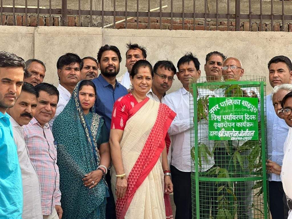 AlokBeniewal's tweet photo. आज विश्व पर्यावरण दिवस के उपलक्ष्य में शाहपुरा में वृक्षारोपण किया। उपस्थित सभी क्षेत्रवासियों ने भी वृक्षारोपण कर कार्यक्रम में भाग लिया और वातावरण को हमेशा स्वच्छ बनाने का संकल्प लिया।
#WorldEnvironmentDay #OnlyOneEarth #Rajasthan #Jaipur #Shahpura https://t.co/mel8az0qEg