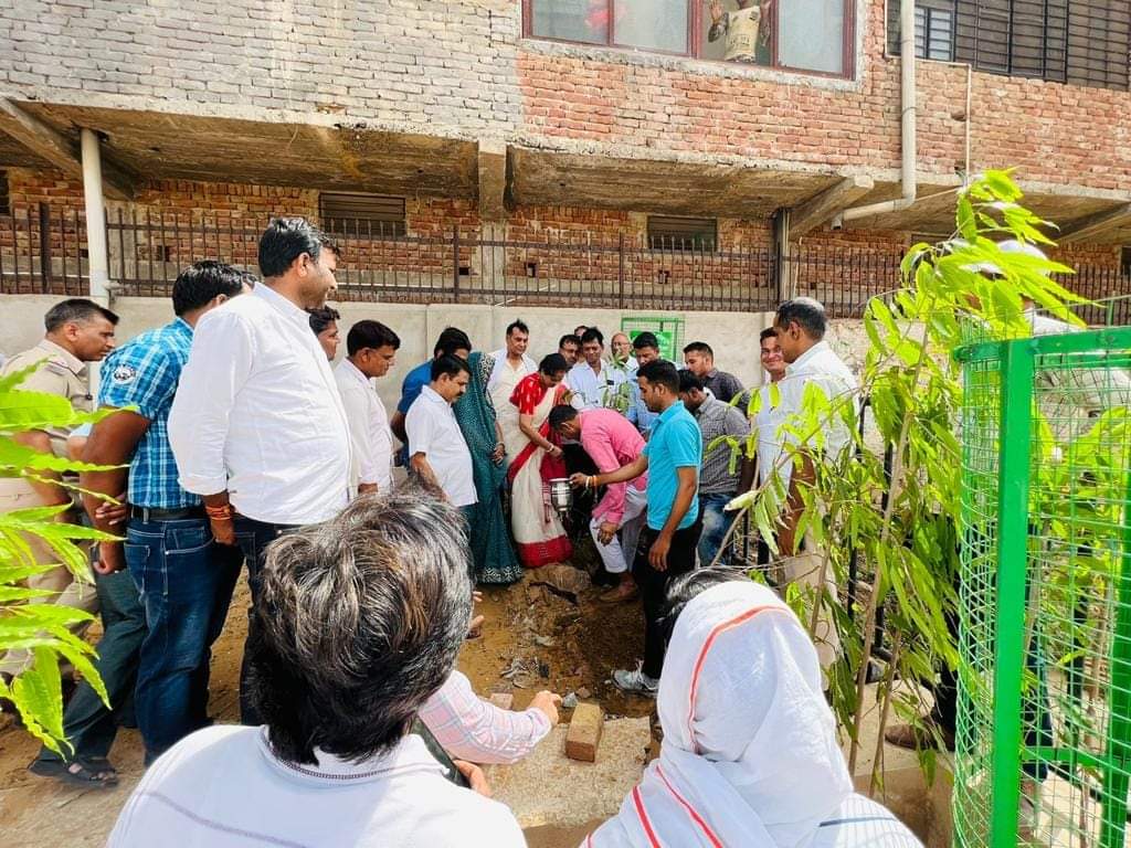 AlokBeniewal's tweet photo. आज विश्व पर्यावरण दिवस के उपलक्ष्य में शाहपुरा में वृक्षारोपण किया। उपस्थित सभी क्षेत्रवासियों ने भी वृक्षारोपण कर कार्यक्रम में भाग लिया और वातावरण को हमेशा स्वच्छ बनाने का संकल्प लिया।
#WorldEnvironmentDay #OnlyOneEarth #Rajasthan #Jaipur #Shahpura https://t.co/mel8az0qEg