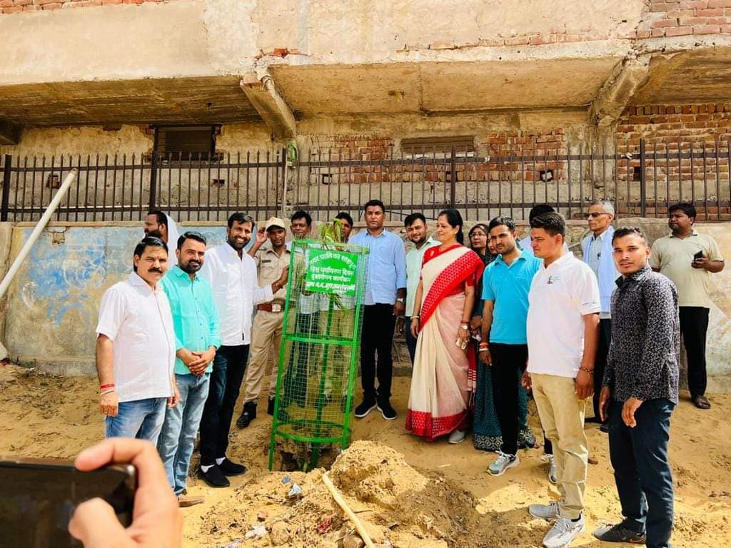 AlokBeniewal's tweet photo. आज विश्व पर्यावरण दिवस के उपलक्ष्य में शाहपुरा में वृक्षारोपण किया। उपस्थित सभी क्षेत्रवासियों ने भी वृक्षारोपण कर कार्यक्रम में भाग लिया और वातावरण को हमेशा स्वच्छ बनाने का संकल्प लिया।
#WorldEnvironmentDay #OnlyOneEarth #Rajasthan #Jaipur #Shahpura https://t.co/mel8az0qEg