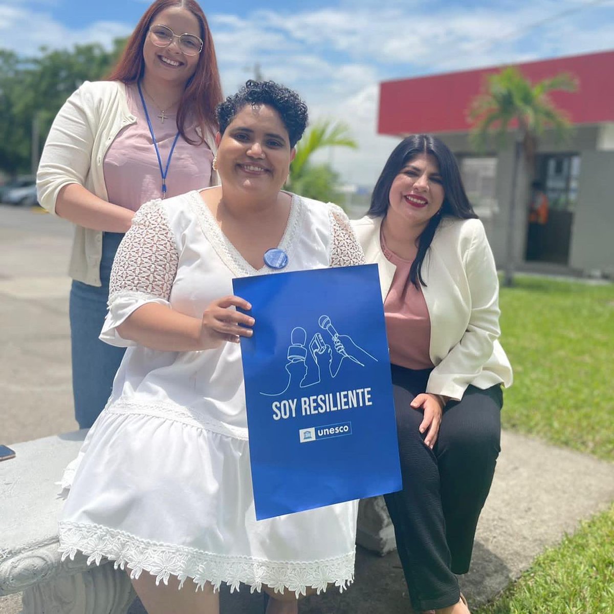 ReportarsinMied's tweet photo. El equipo de @reportarsinmiedo participa en campaña #SoyResiliente de @unesco_es para mujeres periodistas 💪🏾🙋🏾‍♀️#periodismoindependiente

Gracias @leonelapazhn @diarioenaltavoz  @bymariaaguilar @TelmaQuiroz @duniaorellana @stephmondragonn y muchas más por el apoyo 🌈🏳️‍🌈🏳️‍⚧️ https://t.co/mJTeNk3RDK