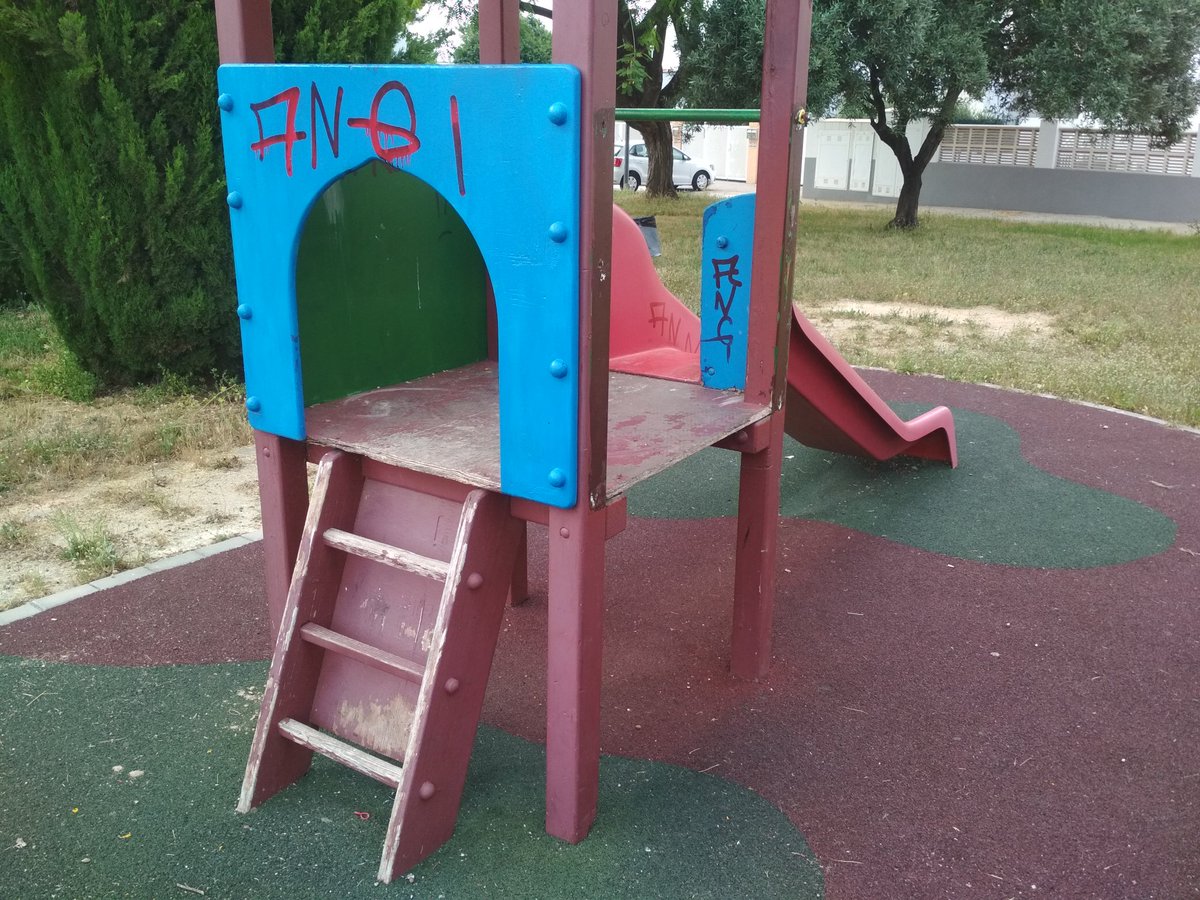 Este parc fa anys que està aixina. #Gandia #GandiaBruta