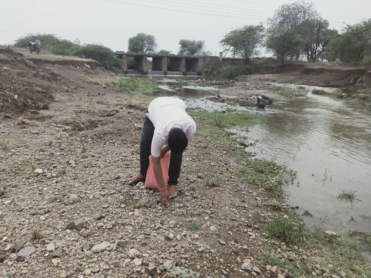 PralhadPawar16's tweet photo. Tridhara ,Parbhani district in Tridhara the state of Maharashtra. Tridhara As the name suggests, it is the confluence of three rivers - Purna, Dudhna and Kapra. While searching for sculptures at this sacred place 
@ArtPebbl 
@ngma_delhi @IndianHandcrfts 
@CMOMaharashtra https://t.co/kbzv1hyGRs