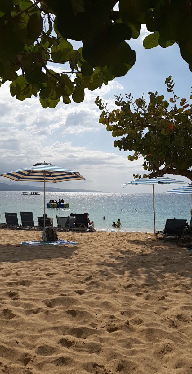 annjean1's tweet photo. Beach day https://t.co/BcnrOSYtSe