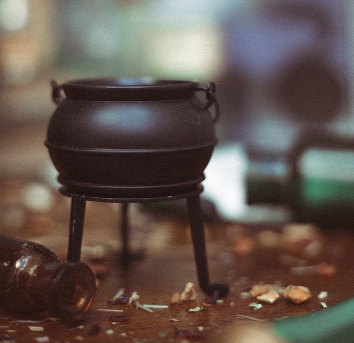 Can you remember what the first potion Harry learns to make is? 🧙‍♀️✨

📸:denisesdittany
🛍️Link to Shop: bit.ly/3f9dq9l