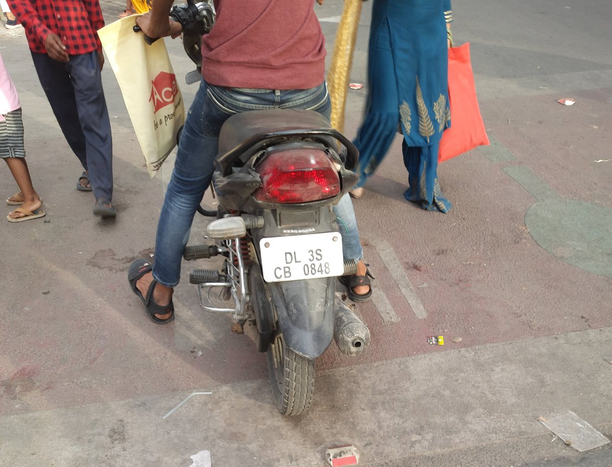 AdvctLokendra's tweet photo. Bike and cars still are running without high security registration plat, pictures clicked today at sector 18 Noida.
@UPGovt @noidatraffic @dcptrafficnoida https://t.co/OjtZEL9aQW