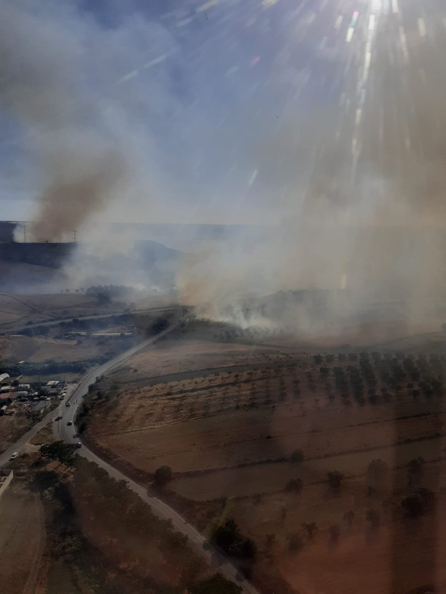 Plan_INFOCA's tweet photo. 🔴 ACTUALIZAMOS |  #IncendioAgrícola #LucenaDelPuerto. Ampliamos medios para evitar paso a zona forestal y afección a casco urbano: 32 #BomberosForestales,  2 #TOP, 1 #AAMM, 2 autobombas, 2 🚁 (LA-8 y MA-5), 3 🛩️ carga en tierra (TA-5, TA-3 Y TA-2) y 1 🛩️ coordinación (ACO-8) https://t.co/Maor5wi9qd