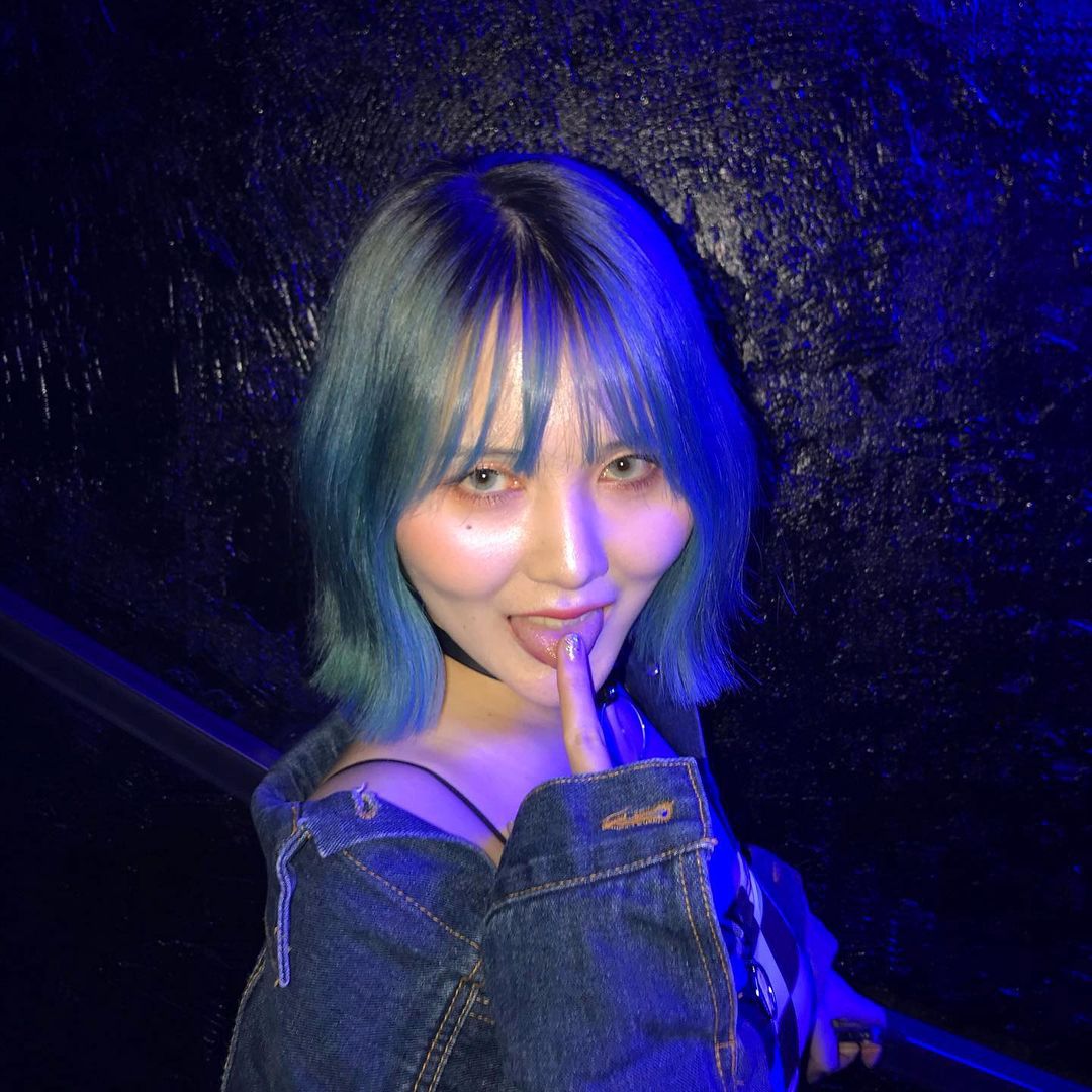ashbgallery's tweet image. the way she owns blue hair