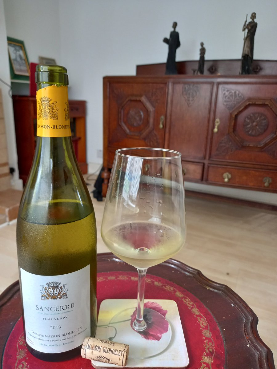 Watching #walesukraine and opened up this #sancerre from @WinesDirect Monday is a holiday here, so I can start early. @RussellVine1981 @JohnMFodera @frankstero @pietrosd @jimofayr @SuzyQlovesWine @Gordo19571 @MikeyGio85 @melmerritt33 @alexconfia1982 @ArdenPaul4 @groutie60