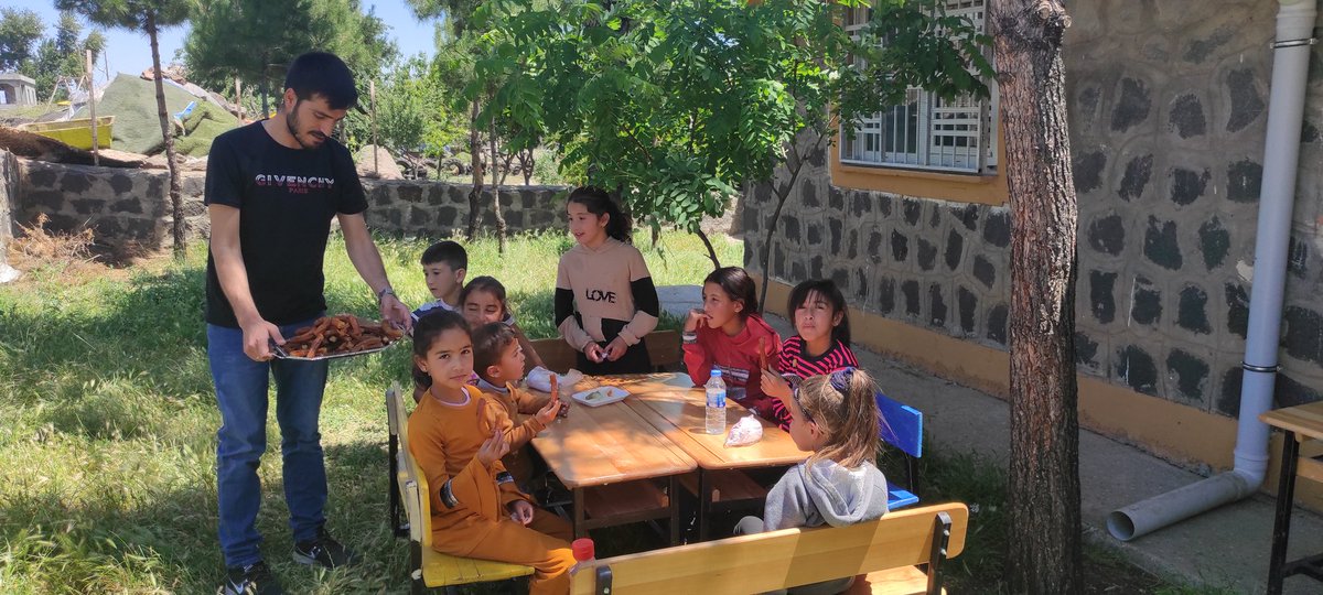 Öğrencilerimizle yıl sonu dürüm ve tatlı etkinliğimiz...