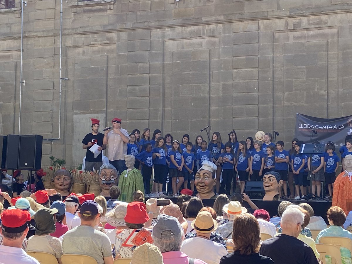 mercarcas's tweet photo. Avui a #Cervera hem viscut la gran festa del cant coral gràcies a les més de 600 persones que han participat al "Lleida canta a la cultura"
Moltes gràcies a totes les persones que ho heu fet possible👏👏
@paeriacervera @paerialleida @EquipTecnicFCEC @maristeslleida @MaristesCat https://t.co/DnORE7Lhan