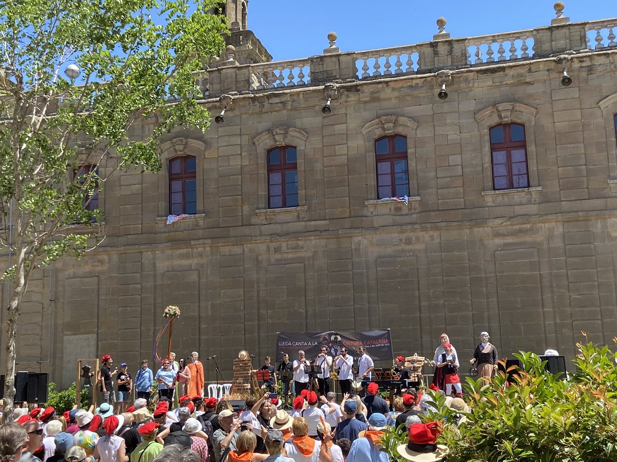 Avui a #Cervera hem viscut la gran festa del cant coral gràcies a les més de 600 persones que han participat al "Lleida canta a la cultura"
Moltes gràcies a totes les persones que ho heu fet possible👏👏
<a href="/paeriacervera/">Paeria de Cervera</a> <a href="/paerialleida/">Ajuntament de Lleida</a> <a href="/EquipTecnicFCEC/">Equip Tècnic FCEC</a> <a href="/maristeslleida/">Maristes Lleida</a> <a href="/MaristesCat/">Maristes Catalunya</a>