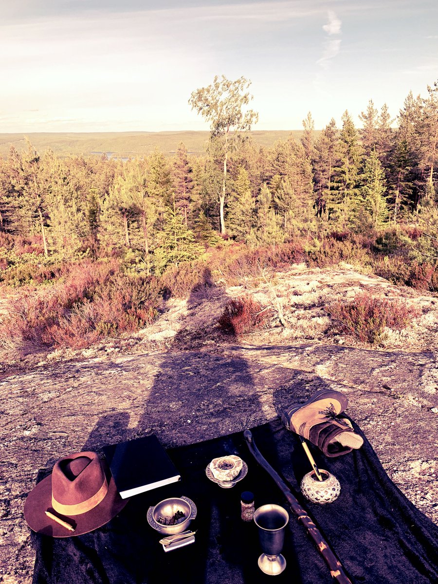 kristerlinder's tweet photo. Magic(k) Saturday 🖤

#lonepractitioner #randomnotesofaghostfriend #travelaltar #kristerlinder https://t.co/a2HOId6AUj