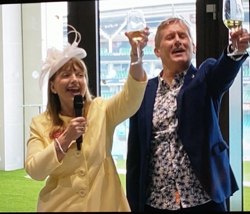 Today is our opportunity to focus on volunteering and thank those that work so hard in our communities. Catherine Johnstone CBE @RoyalVolService and  Peter Stewart MVO @EdenProject lead a toast! #ThankYouDay #CheersforVolunteers #TheBigJubileeLunch #TheOval