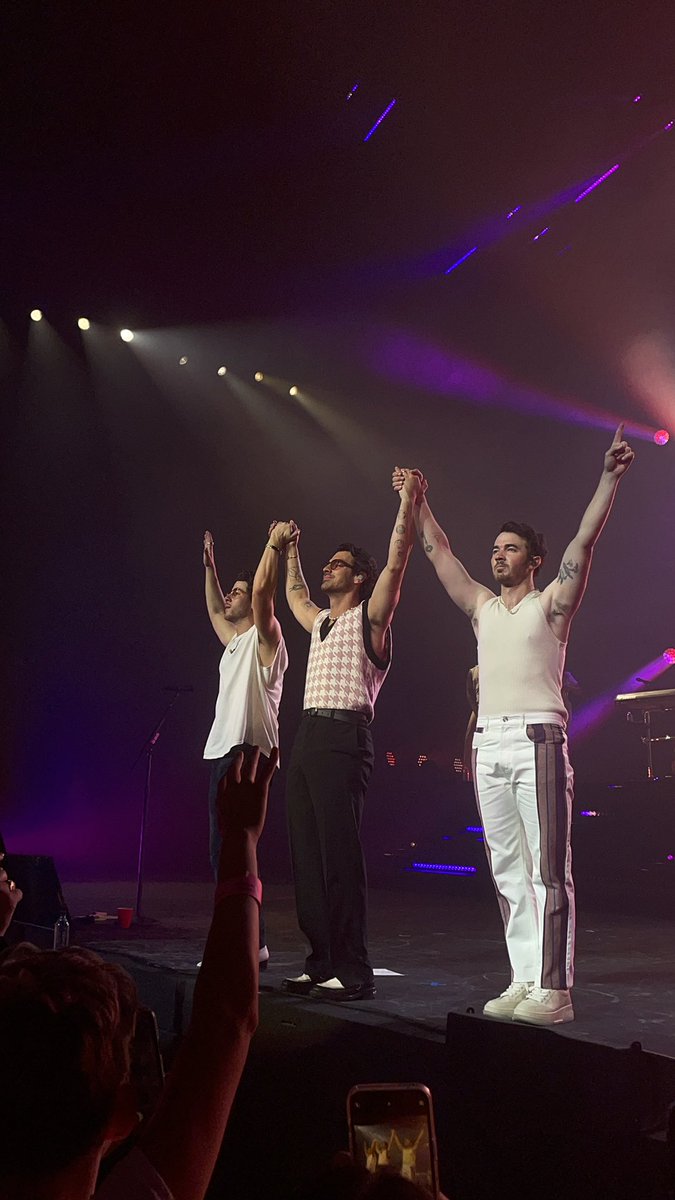 CourtneeS19's tweet photo. What an amazing night 🤍 love you guys! #JonasBrothers https://t.co/XqI1oJ16ul
