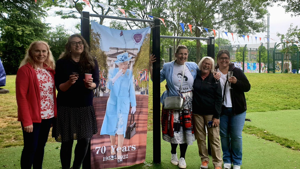 MaygrovePeaceP1's tweet photo. Wonderful #streetparty in our park early today. Hard work by the organisers to make it a truly memorable afternoon where the vibrant community of Sidings came together and enjoyed an afternoon of celebrations #HM70 #PlatinumJubilee https://t.co/1VXrEU8lkd