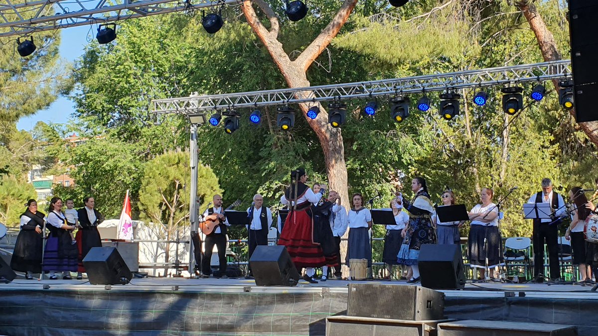 AytoAlcalaH's tweet photo. 🎼 El Parque O'Donnell acoge esta tarde una de las citas más interesantes de #AlcaláSuena: las actuaciones de las Casas Regionales de #AlcaládeHenares 

La Casa de Castilla y León presenta música popular de esta tierra: jotas, pasacalles y romances https://t.co/sdqZGuO9sp
