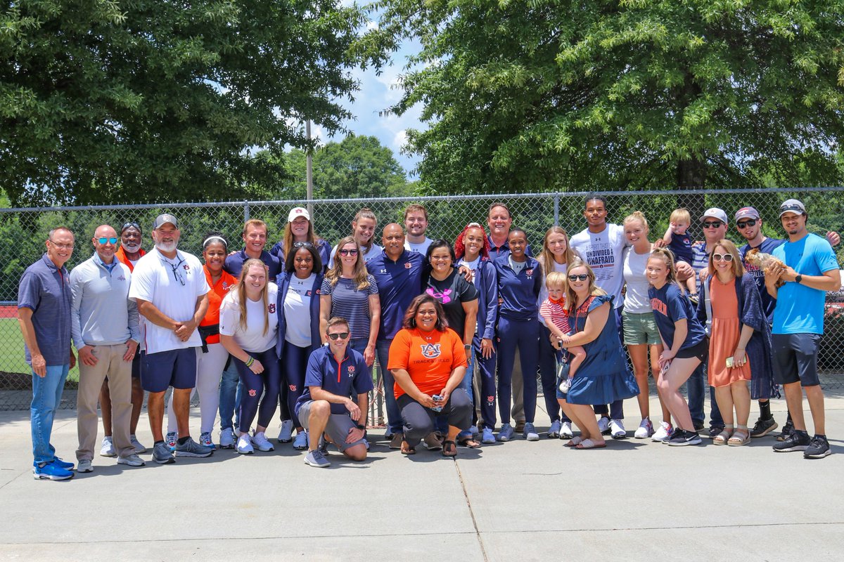 Elite 11 Take Eugene ✈️

Thanks to our friends and family for a special send off! 

#WarEagle