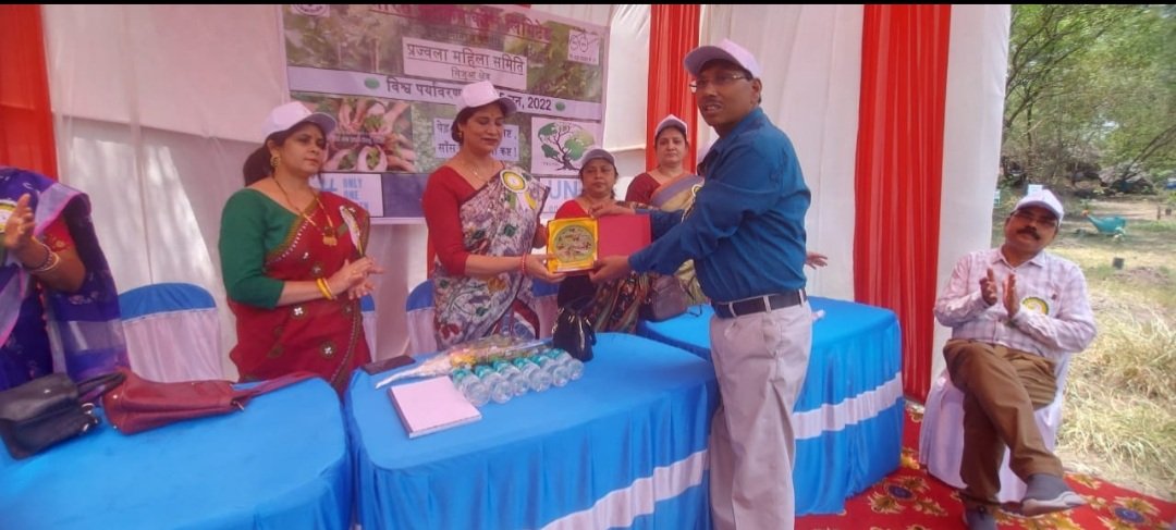 AreaSijua's tweet photo. विश्व पर्यावरण दिवस 2022 के अवसर पर आज दिनांक 05/06/2022 को सिजुआ क्षेत्र अंतर्गत तेतुलमारी कोलियरी में स्थित तपोवन जैव-विविधता पार्क में श्रीमती  आशा दुबे, अध्यक्षा, प्रज्वला महिला समिति, सिजुआ क्षेत्र के नेतृत्व में वृक्षारोपण का कार्य किया गया। https://t.co/7gIafYJYGm