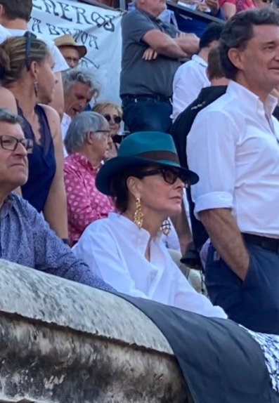 asso_FUTUR's tweet photo. ❌ L'actrice Carole Bouquet s'affiche à la corrida de Nîmes.
Il n'est jamais bon pour les #peoples de cautionner la cruauté sur les #animaux. 
La #corrida est un loisir archaïque et barbare dans lequel 6 taureaux sont durement torturés avant d'être tués. 
#actrice #honte https://t.co/4uzFNGOIWk