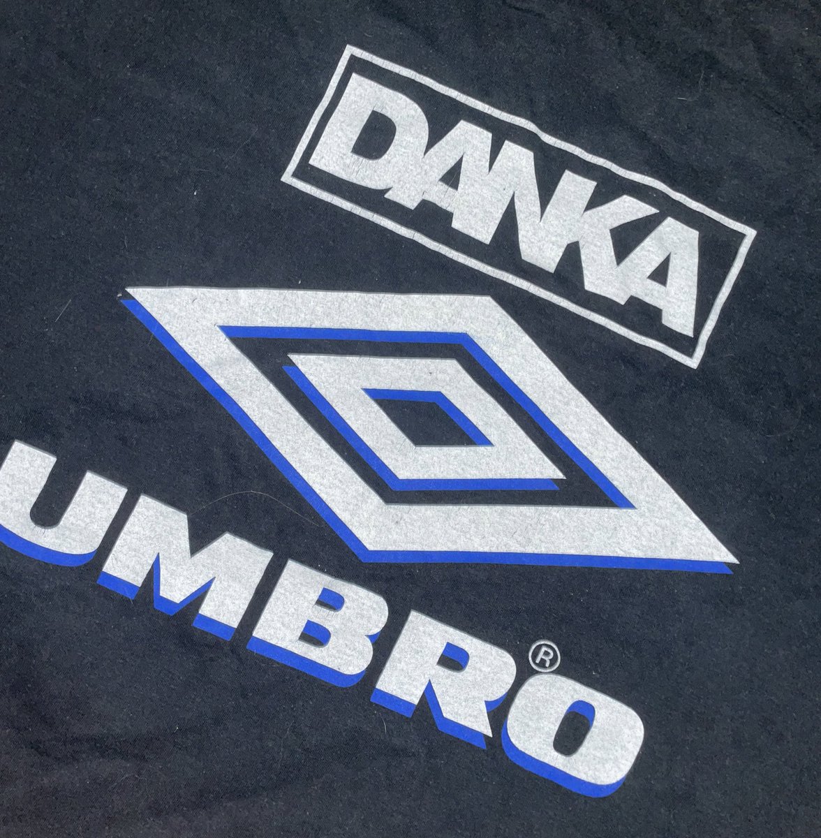 90s training shirt ⚫️🔵

The Umbro spelling out Everton👌