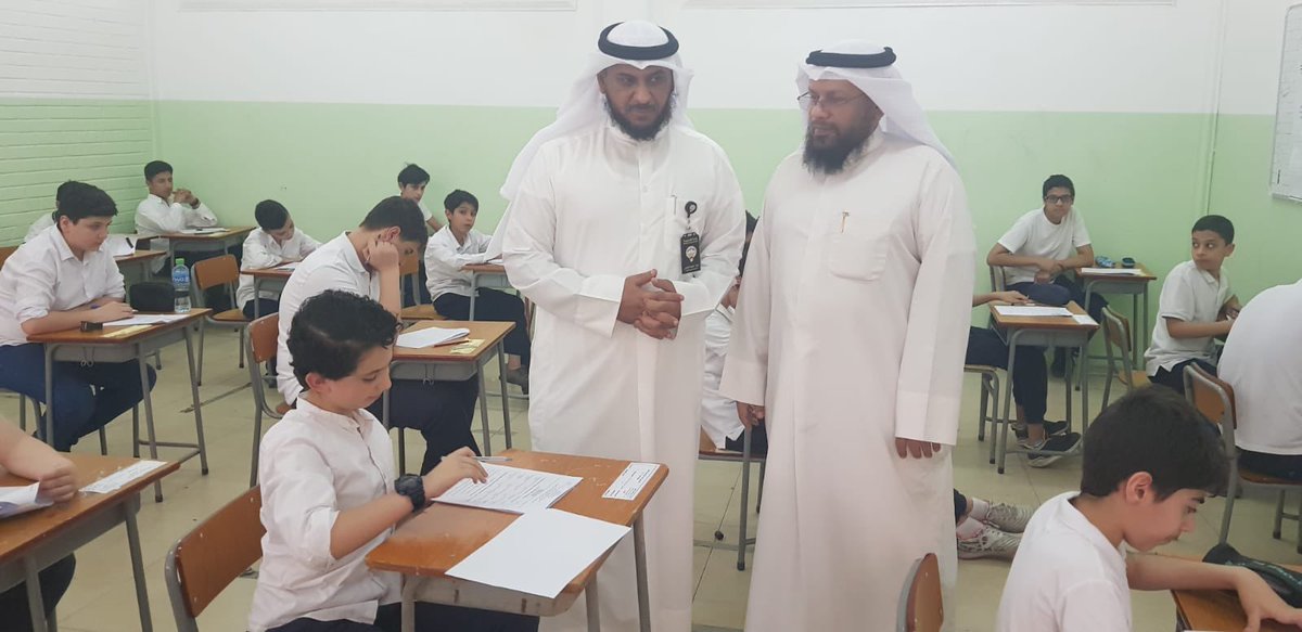 private_edu_kw's tweet photo. مراقب المدارس العربية السيد / خالد خليفة العازمي  خلال زيارته مدرسة ( النجاة - بنين حولي ) للاطلاع حسن سير الاختبارات . https://t.co/vFVM5lkNTd