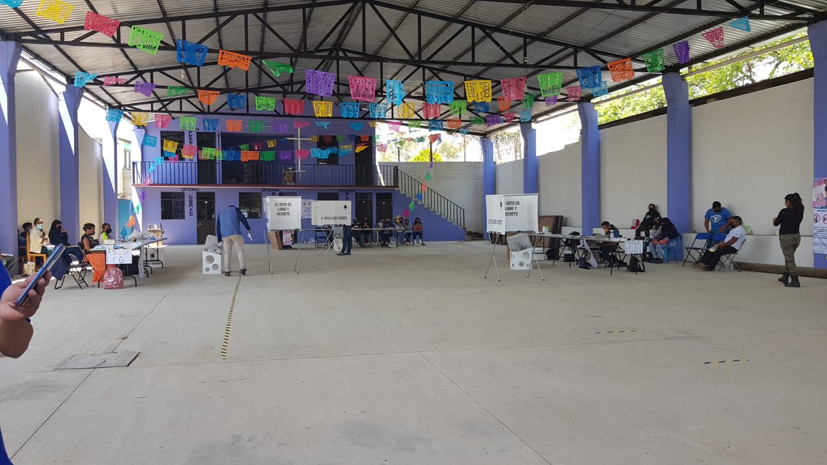 HdezTorres1's tweet photo. Gana el Abstencionismo en #Oaxaca, gran tendencia. Así, como esta casilla de #Cuilapan, luce la gran mayoría de la entidad oaxaqueña @INEMexico @lopezobrador_ @JesusRCuevas @BeatrizGMuller @julioastillero @Aveefeniix @Faby_Nava77 @BauzaOficial @nytimeses @CNNEE @SinEmbargoMX https://t.co/9RnA4vcHcB