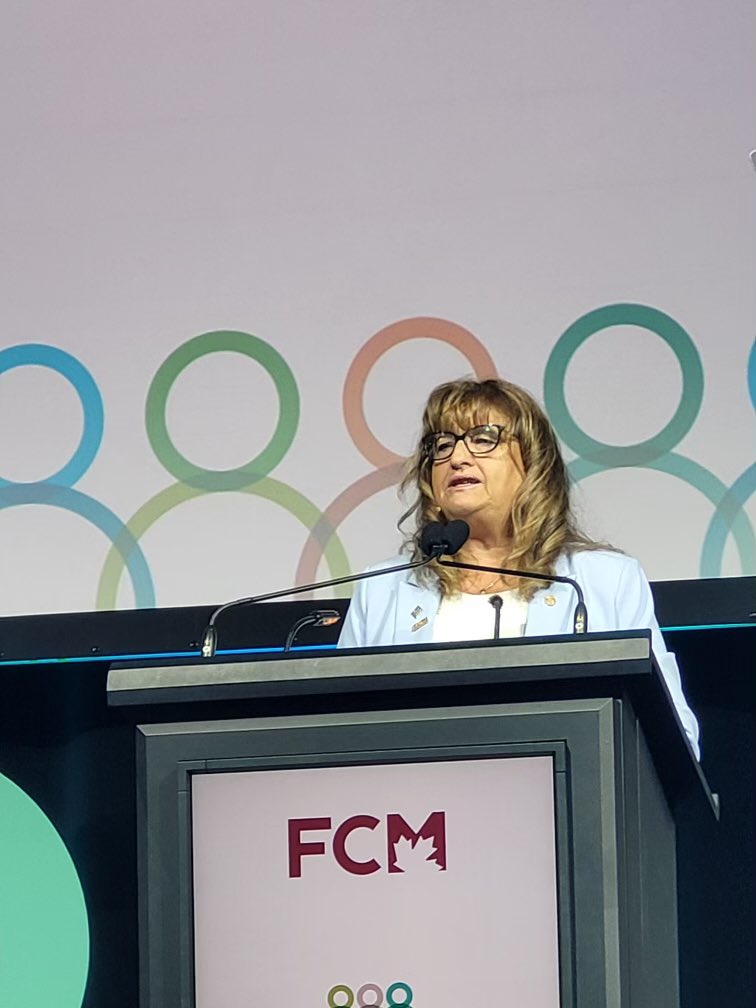 CountyMiddlesex's tweet photo. A huge congratulations to Middlesex County Councillor, Joanne Vanderheyden on her successful term as FCM President. Thank you for helping to bring Canadian municipalities together and championing Middlesex County along the way!
#middlesexstrong #middlesexcounty https://t.co/8oL6YYVSC9