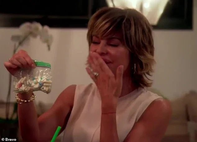 RinnaPills's tweet photo. #RHOBH💊 

To the woman that invented Xanax smoothies &amp; pill bags. As Erika’s new pharmacist, her bag got too small, so now she carries a box around so those two can chow down before dinner. 

A Xanax green salad for Lisa &amp; for EJ, an upped Lexapro dose, heavy drinking &amp; carbs🥖 https://t.co/C0cPqBStTh