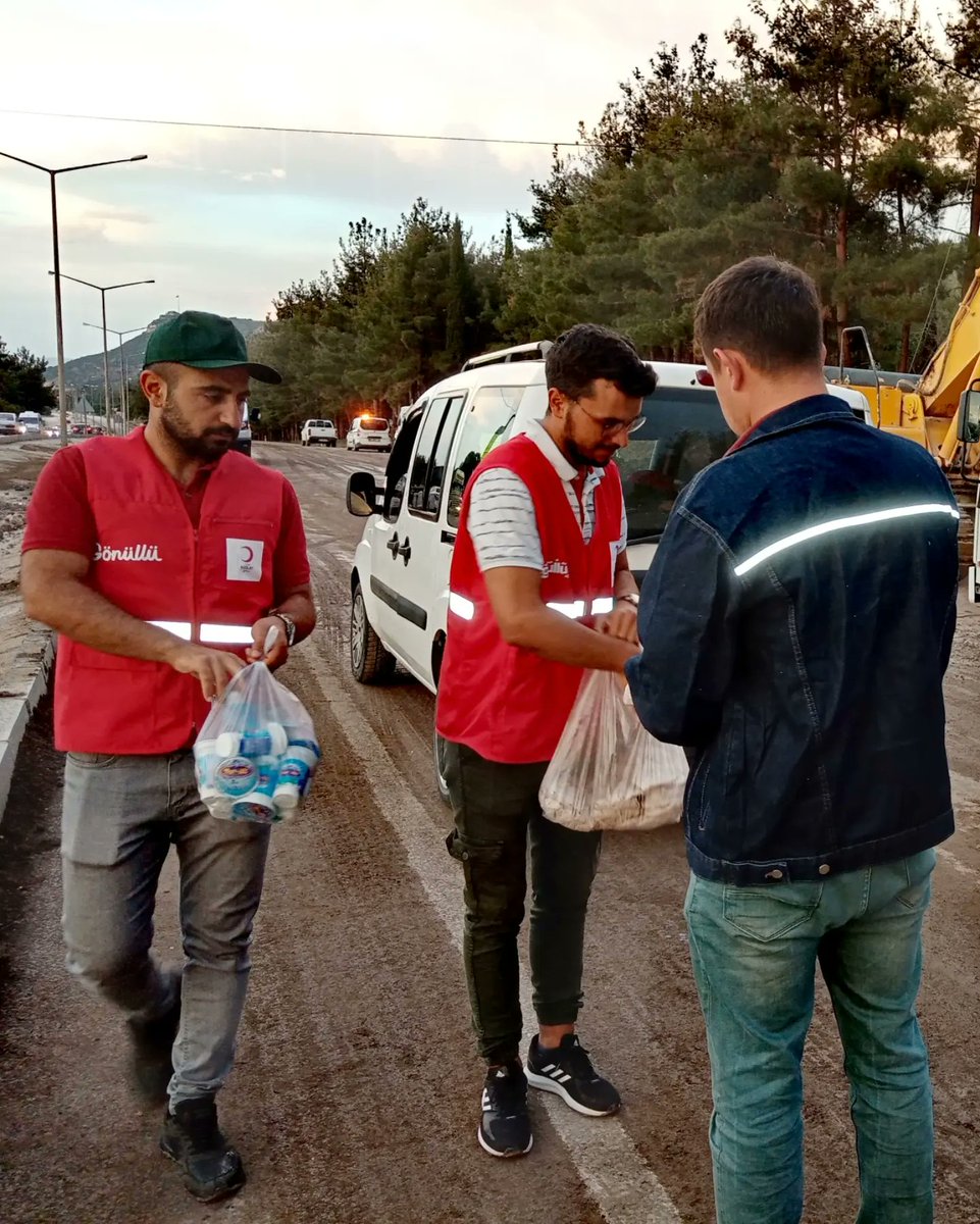 Burdurkizilay's tweet photo. #Burdur'da yaşanan sel afeti sonrasında tüm gün boyunca devam eden çalışmalarımızdan kareler.
@drkerem @dr_ialtan @ibrahimozer99 @MuratKus_MAKU https://t.co/hfXkNBQX9A