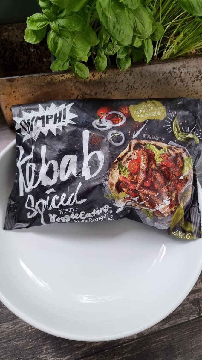 Spiced Kebab Salad Bowl.

I was originally going to make kebabs but the pita breads fell apart last time. So, I'm throwing everything into a big bowl instead.

Using <a href="/eat_oumph/">eat_oumph</a> spiced kebab strips with 🥑, houmous, pitas, grilled tenderstem broccoli, salad with tahini dressing.