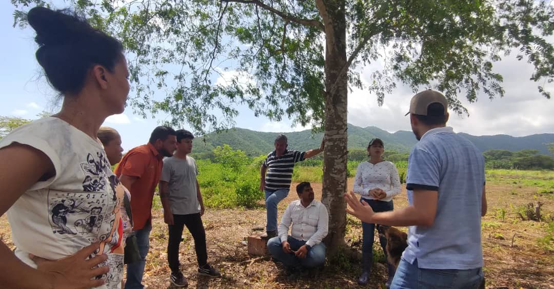 davidjhg's tweet photo. Nos fuimos a Carabobo. En Puerto Cabello está @yosma412 trabajando la tierra y le será reconocida su ocupación histórica. En el marco del 1x10 del Buen Gobierno estaremos respondiendo la necesaria reorganización territorial de Borburata. https://t.co/Go1WuHR5LC