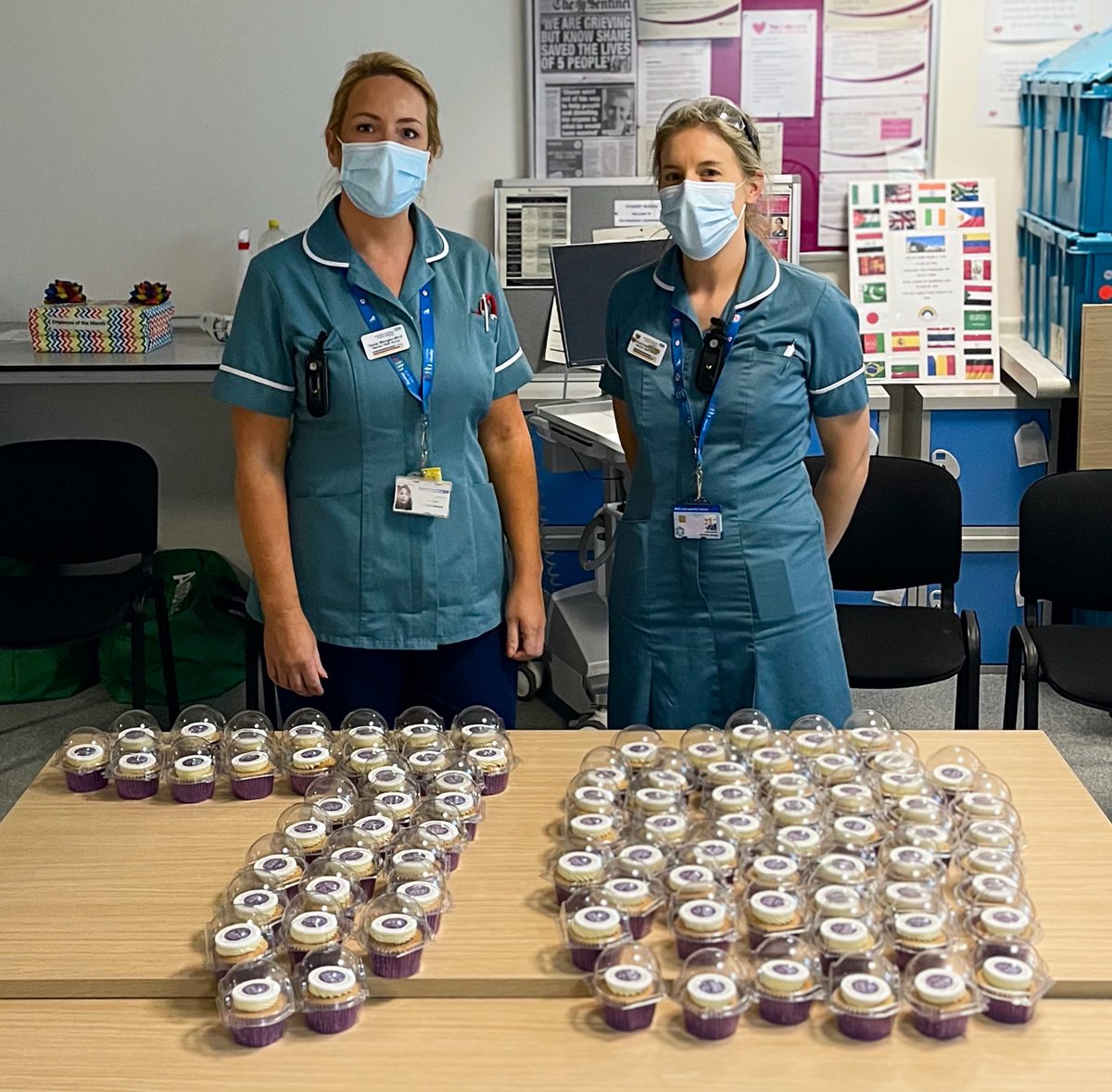 Celebrating #plattyjubes whilst working with a cute cupcake from Sodexo! Thank you 🙏 #plattyjubes @UHNM_NHS @RoyalStokeED