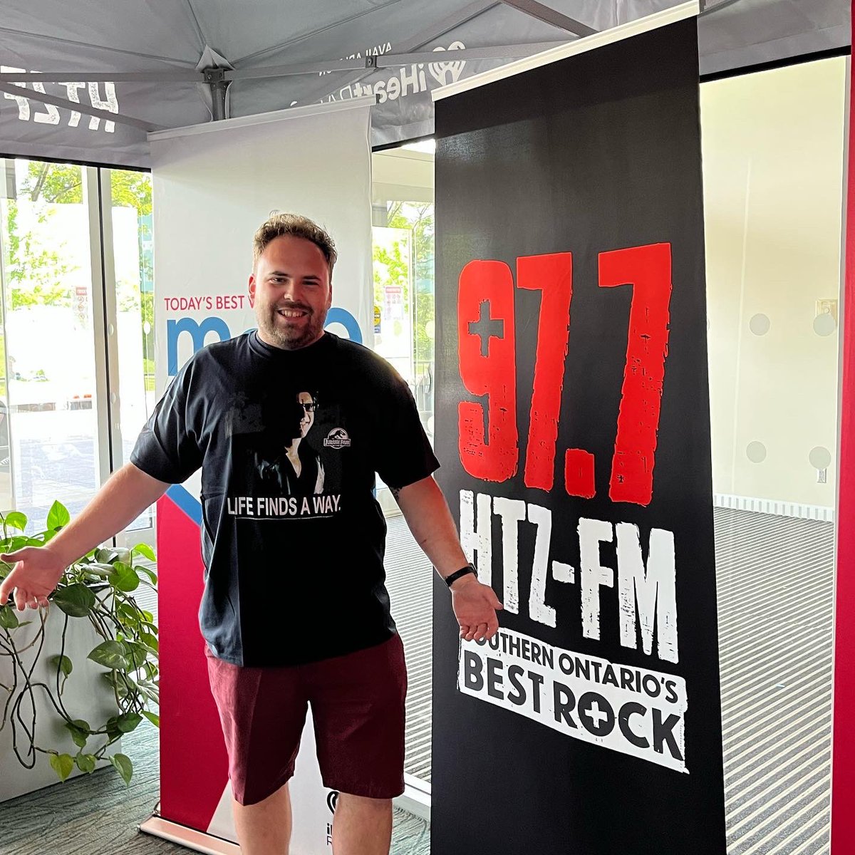 977HTZFM's tweet photo. @NFComicCon is coming to close and @jonathononair had to get in on the action with a new Jurassic Park t-shirt (or two…) Thanks to @FallsCC for hosting an awesome event #NiagaraFalls #IAmHTZFM #htzfmroadies https://t.co/7JHSF3RqaH