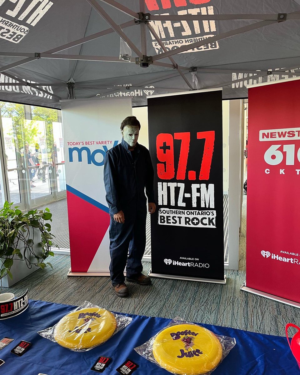 977HTZFM's tweet photo. @NFComicCon is coming to close and @jonathononair had to get in on the action with a new Jurassic Park t-shirt (or two…) Thanks to @FallsCC for hosting an awesome event #NiagaraFalls #IAmHTZFM #htzfmroadies https://t.co/7JHSF3RqaH
