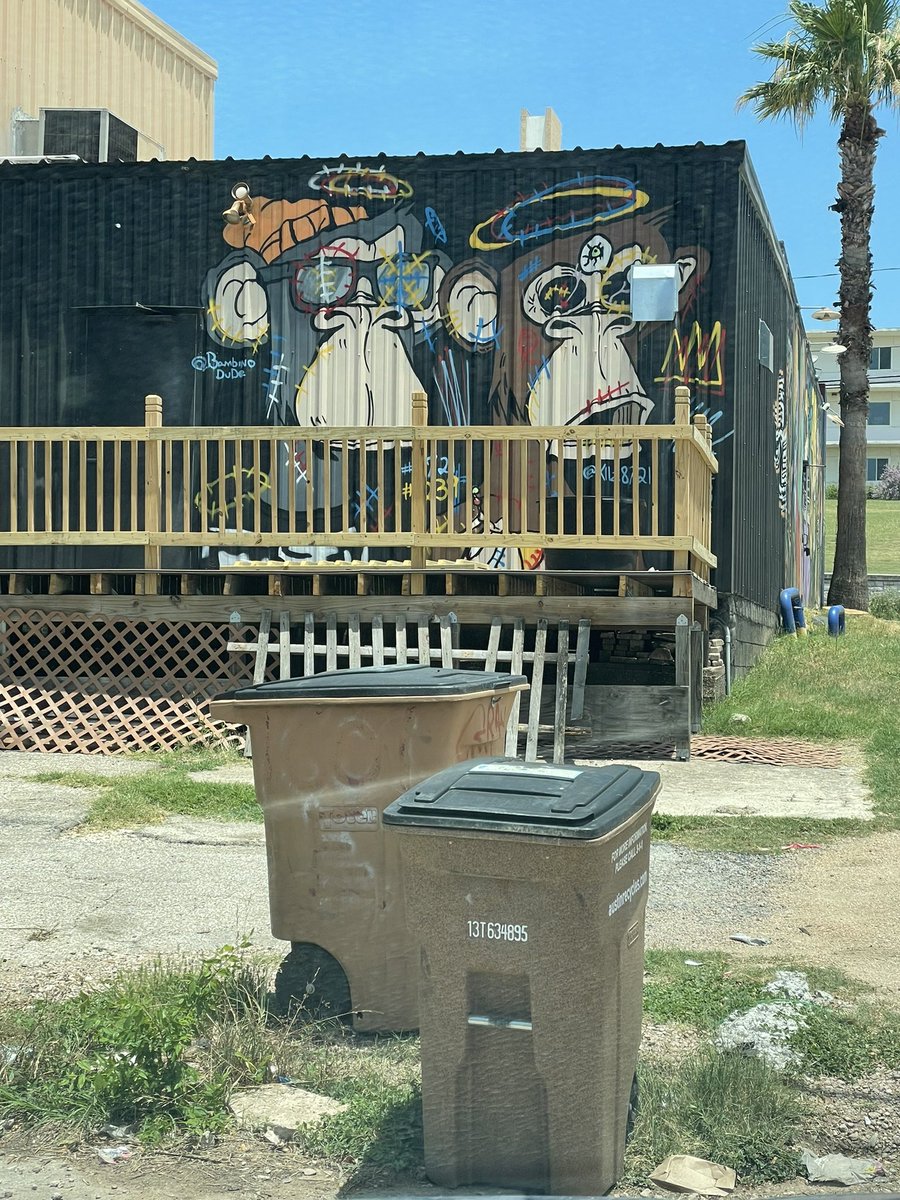 HeatherRobertzz's tweet photo. Great place to paint the apes! Infront of trashcans! 😂🤮 #TribeQuokka @TribeQuokka #TribeQvsBAYC #NFTRivals #BAYC Photo taken in Austin, TX. https://t.co/bI9Udcge2b