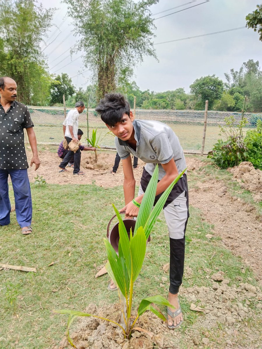 Mrutyunjay1994_'s tweet photo. Today on the occasion of world environment day, member of netaji janamangal yuba parisad, Gobindapur
Planted coconut tree
#EnvironmentDay
#july5
#goodclimate https://t.co/PZCiR0a1yt