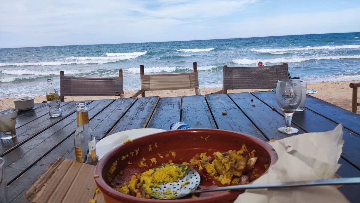 Arròs al forn a vora mar en bona companyia, coses que aparentment no quallen però que en bona companyia són un luxe...
#Delicanits
#PlatjaDeXeraco