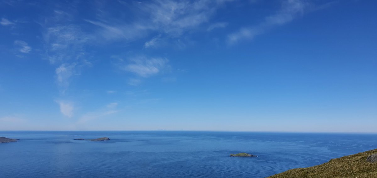 Harris was just sublime today 😍 Walked up Ceapabhal and on to Gob an Tohha and back round coast to Northton.  North Harris Hills to the north, Skye + Torridon Hills to East, North Uist to South and St Kilda and Atlantic Ocean to West.  Just wonderful !
