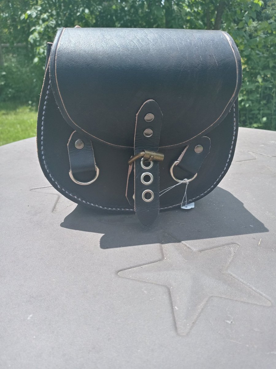 leatherarcana's tweet photo. Carry extra gear with this beautiful, hand-stitched drop-leg pouch! Side note - snacks count as "gear."

https://t.co/fsBktqpv33 https://t.co/ILzTfFyHeD