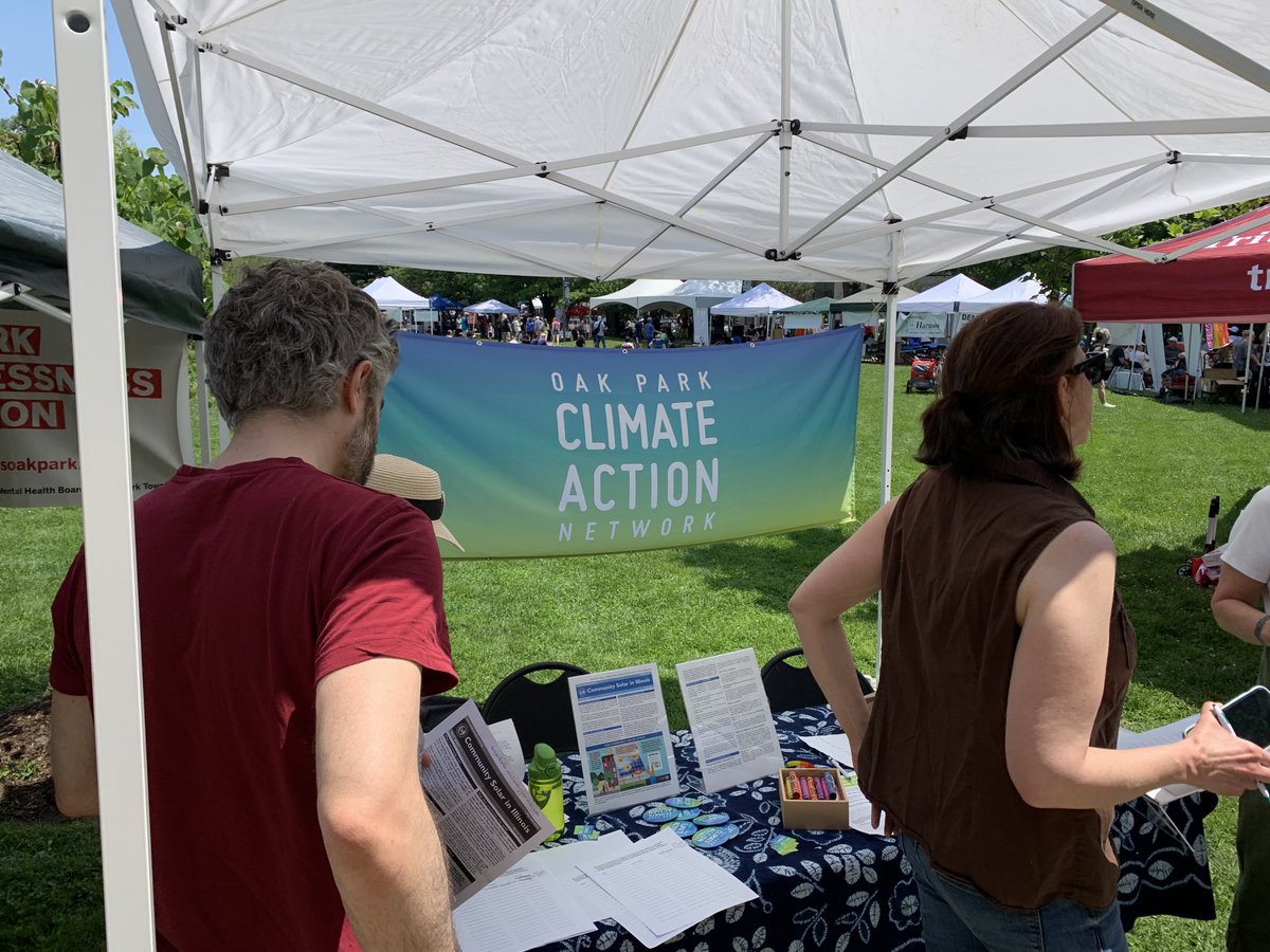 markburgerenerg's tweet photo. #OakPark #ClimateActionNetwork getting the word out at ⁦@vopnews⁩ #DayInOurVillage #communitysolar #electrifyeverything https://t.co/Ks4QbHHW0J