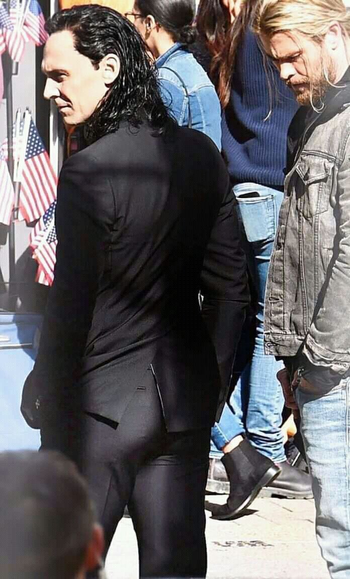 I don’t blame you Chris..😏🍑 #TomHiddleston #blacksuitloki #ragnarok #gucci