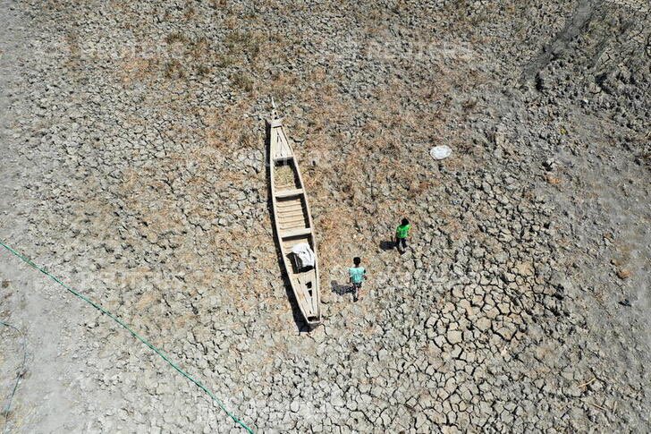 EssamAlSudani1's tweet photo. #Environment #Climate Change #Marshes #Water #Iraq #Chebayesh
A general view shows a boat on dry ground during low water levels at the Chebayesh marsh in #Dhi Qar province, Iraq, June 3, 2022. Picture taken with a drone June 3, 2022. #REUTERS/#Essam al-Sudani TPX IMAGES / day https://t.co/wyliBwmX6E