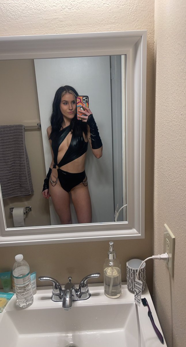 aqueeriusss's tweet photo. hi edm twitter im new to denver and it’s been a pretty rough month :/ it’s been so hard to find my people. i’m always looking for new friends, interact with this if you wanna be friends 🥺🤍 https://t.co/Snl4MyTyP0