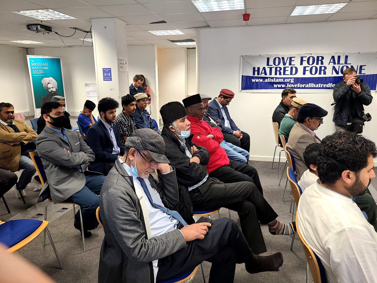 AMA_Cardiff's tweet photo. AMA Cardiff celebrated the Queen’s platinum jubilee today at Baitur Raheem mosque. All external guests and neighbors were invited. After the formal event, a special jubilee cake was ceremonially cut and lunch was served for all guests. https://t.co/FQsdjOjOFs