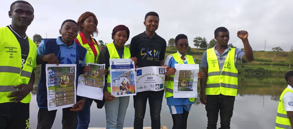 PIVJET's tweet photo. Happy #WorldEnvironmentDay2022 04/06/22 co-organisée avec nos partenaires de la ville de DSCHANG et les OSCs locales, pour nettoyer le Lac Municipal de la ville verte. Une très belle expérience #UneSeuleTerre #JME  #shiftthebottles #ODD11 #ODD13 #ODD6 #rivercleanup https://t.co/OeOaTUsYcP