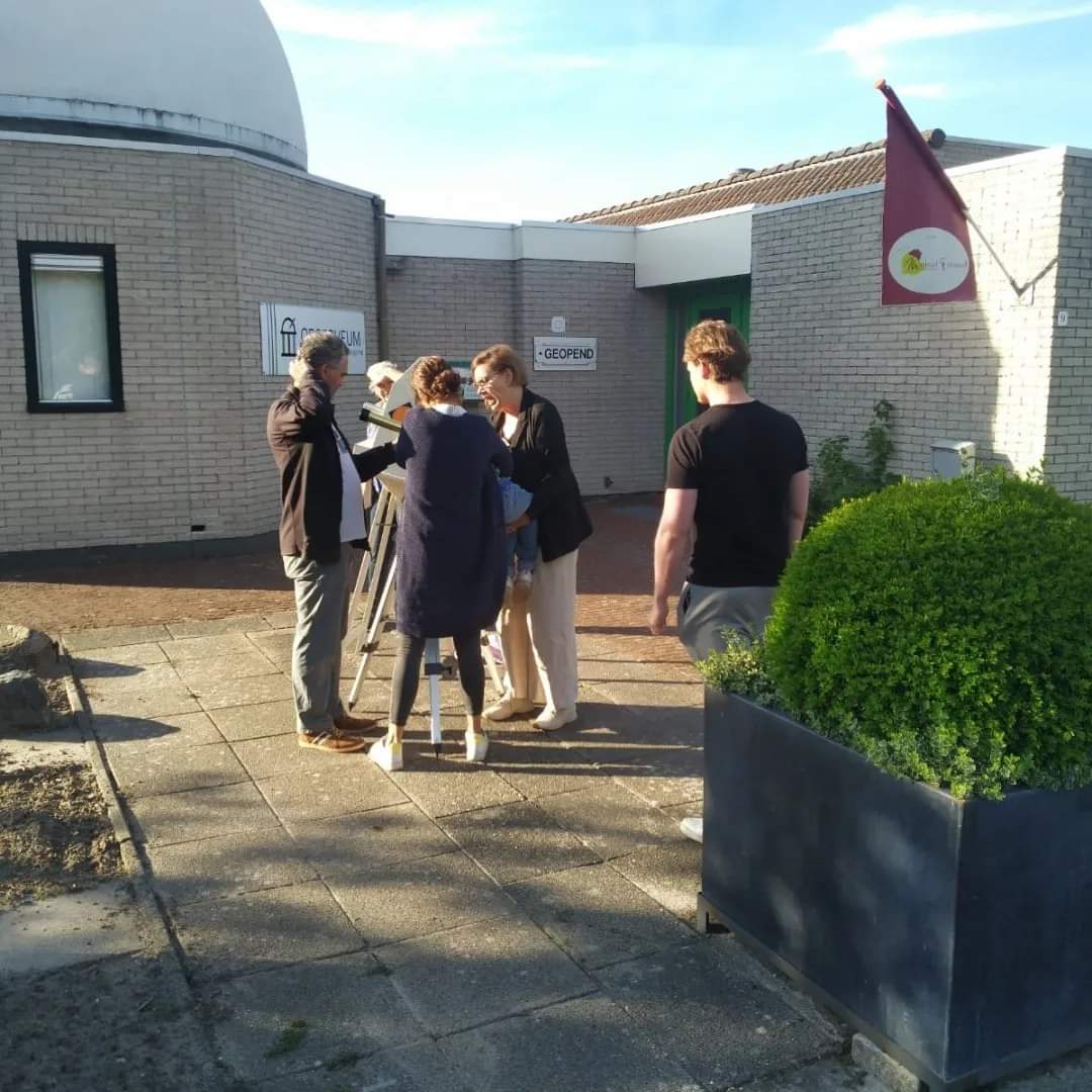 Hoewel het pas ver na sluitingstijd donker wordt, kunnen we op  natuurlijk op zo'n mooie vrijdag avond prima naar de enige zichtbare ster kijken: onze zon!