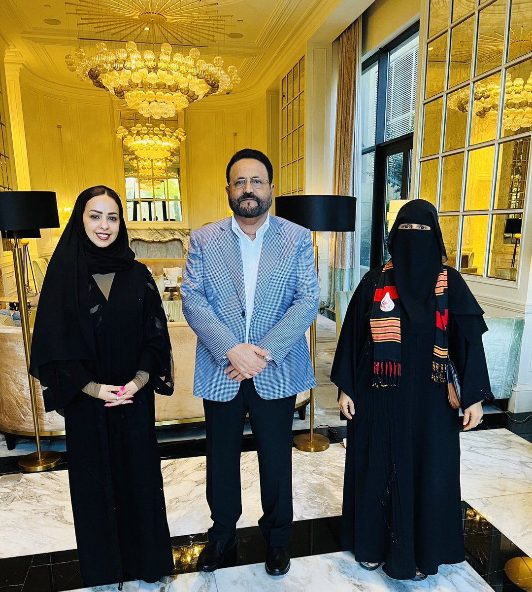 YNadheri's tweet photo. في لقاء جمعني اليوم أنا والأستاذة أمة السلام الحاج باللواء سُلطان العرادة ،نائب رئيس مجلس القيادة الرئاسي - محافظ محافظة #مأرب #اليمن https://t.co/DgTPaDuzQE
