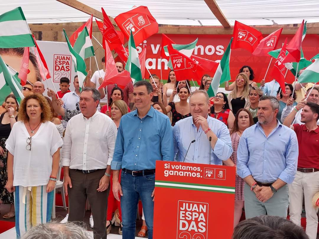 Jsa_AlmeriaCep's tweet photo. 🌹 Hoy hemos asistido al Castillo de Cuevas de Almanzora y ha rebosado de socialismo. 

Nuestro Presidente Pedro Sánchez y el futuro Presidente de la Junta de Andalucía Juan Espadas se han llevado el calor del socialismo almeriense. 

¡GRACIAS! ✊🌹

#SiVotamosGanamos
#VotaPSOE https://t.co/KvYFA8qwY8